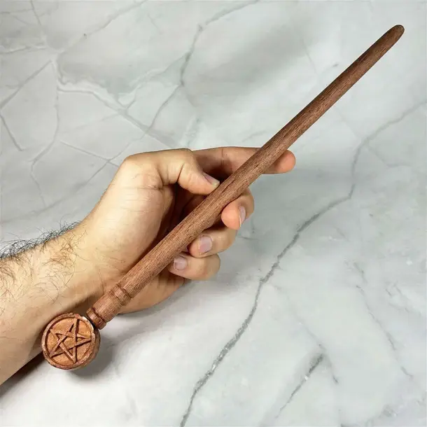 Baguette_magique_en_bois_Pentagramme_-_Aeternum_-_Baguette_magique_en_bois_Pentagramme_-_Aeternum_-_Baguette_magique_en_bois_Pentagramme_-_Aeternum_-_Baguette_magique_en_bois_Pentagra_8151da83-8c1c-4493-a8b0-717ba7b3c007.webp