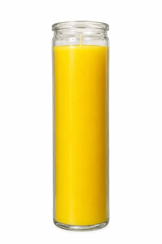 Bougie teintée dans la masse dans un verre, couleur jaune